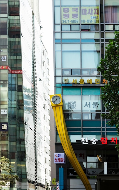 Foto un edificio con un reloj en el frente y un letrero que dice namba.