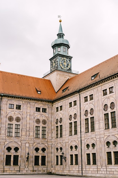 Foto edificio de residencia de munich con torre del reloj