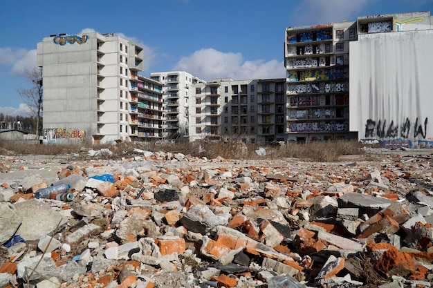 Edifício residencial abandonado inacabado coberto com graffiti e entulho de tijolo deixado após a demolição