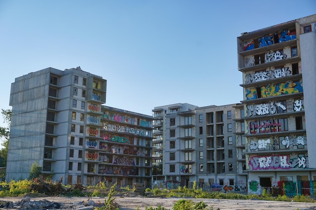 Edificio residencial abandonado inacabado cubierto de graffiti