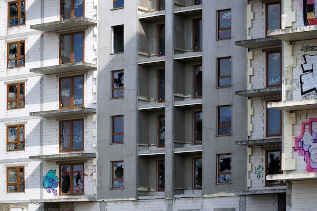 Edificio residencial abandonado inacabado cubierto de graffiti