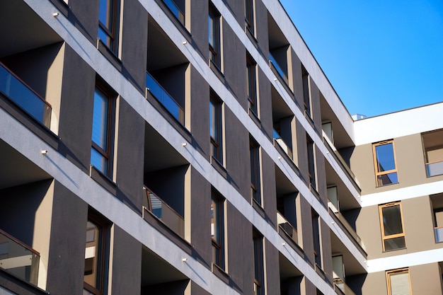 Edifício residencial branco e cinza de vários andares moderno com balcões