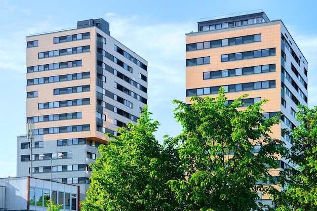 Edifício residencial de arranha-céus no subúrbio do quarto do distrito de Baltupiai, Vilnius, Lituânia