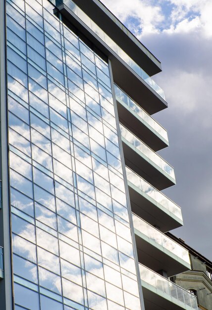 Edifício residencial de luxo moderno em um dia ensolarado com fachada de céu azul de uma casa