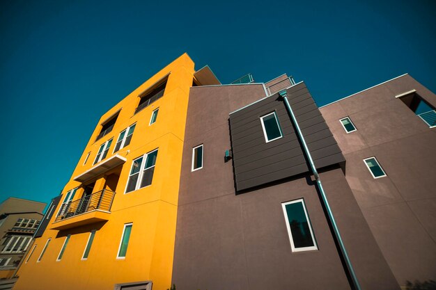 Edificio residencial en un día soleado