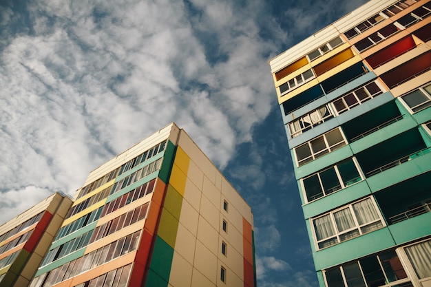 Edificio residencial en el fondo del cielo. Colorida fachada de una moderna construcción de viviendas con balcones.