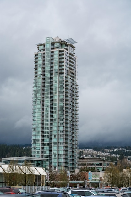 Edificio residencial de gran altura en Vancouver en el fondo del cielo nublado