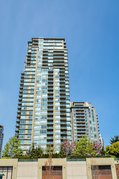 Edificio residencial de gran altura en Vancouver sobre fondo de cielo azul