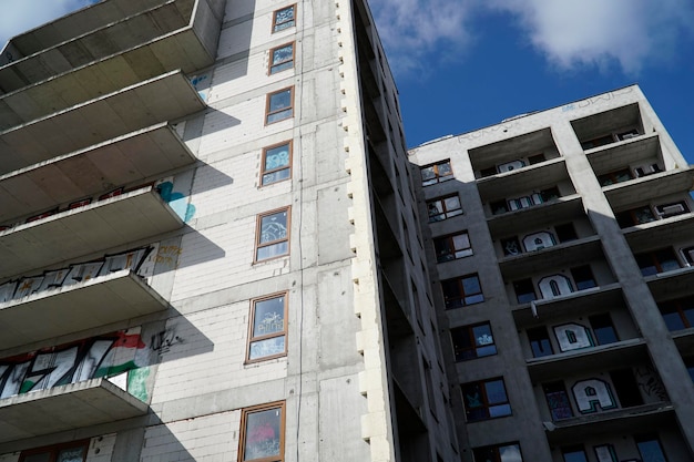 Edifício residencial inacabado abandonado coberto com graffiti vista de baixo