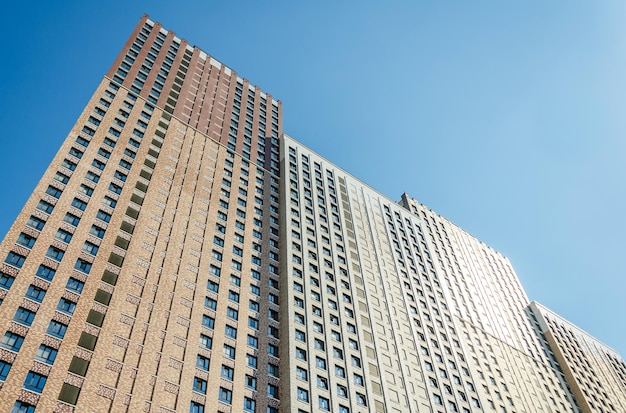 Edificio residencial de ladrillo de varios pisos contra el cielo Hipotecas de construcción de plantilla de espacio de texto