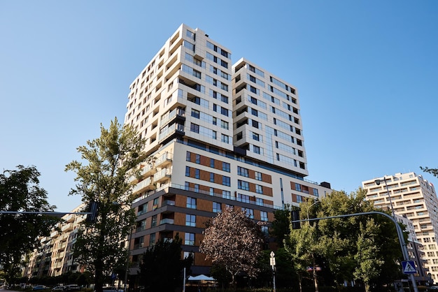 Edificio residencial moderno en la arquitectura de la ciudad de Varsovia Polonia