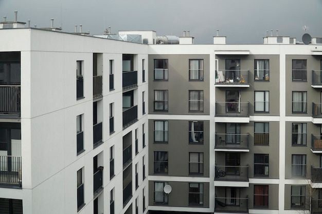 Edificio residencial moderno con balcones Concepto de problemas inmobiliarios y de vivienda