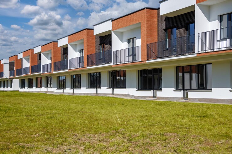 Edifício residencial moderno de baixa altura ou complexo de edifícios públicos com vários apartamentos de vários níveis com entradas isoladas