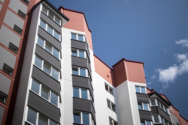 Edifício residencial moderno de vários andares. Construção de moradias. Fundo residencial. Empréstimos hipotecários para famílias jovens.