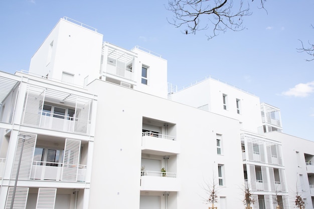 Edificio residencial de nueva construcción en un día soleado de verano y cielo azul