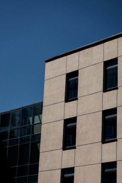 Edificio residencial sobre fondo de cielo