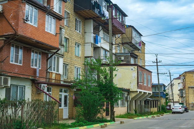 Edificio residencial de varias plantas con ampliaciones ilegales en Derbent Daguestán