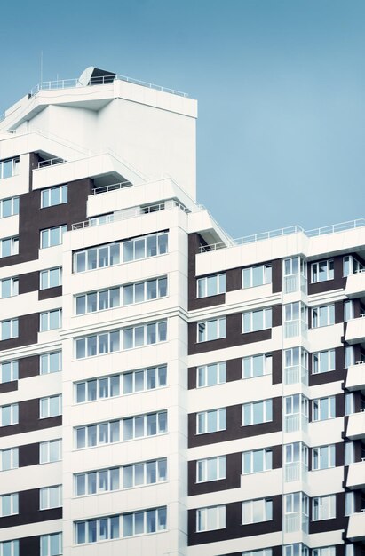 Edificio residencial de varios pisos sobre un fondo de cielo azul