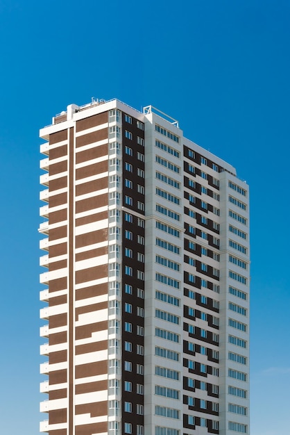 Edificio residencial de varios pisos sobre un fondo de cielo azul