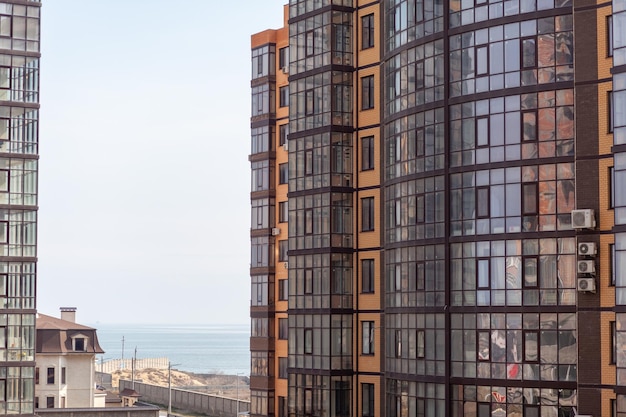 Edificio residencial de varios pisos con ventanas y balcones. Los apartamentos están renovados.