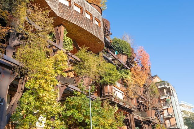 Edificio residencial verde inmobiliario en Turín Italia Exterior con plantas de diseño moderno y madera integrada