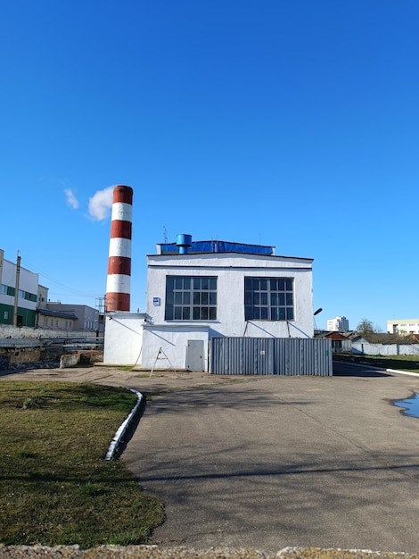 Un edificio rojo y blanco con una chimenea que dice "rojo y blanco"