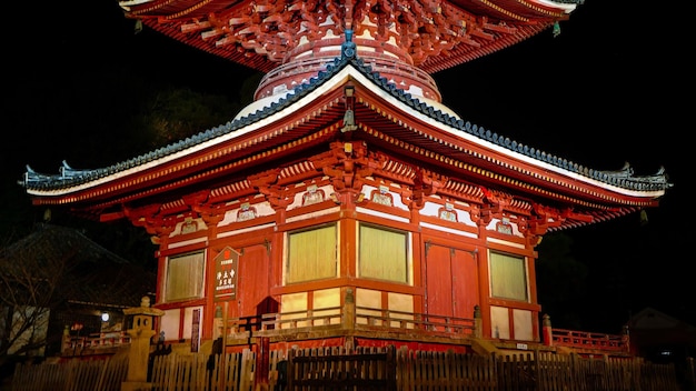 Foto un edificio rojo con un cartel que dice chino en él