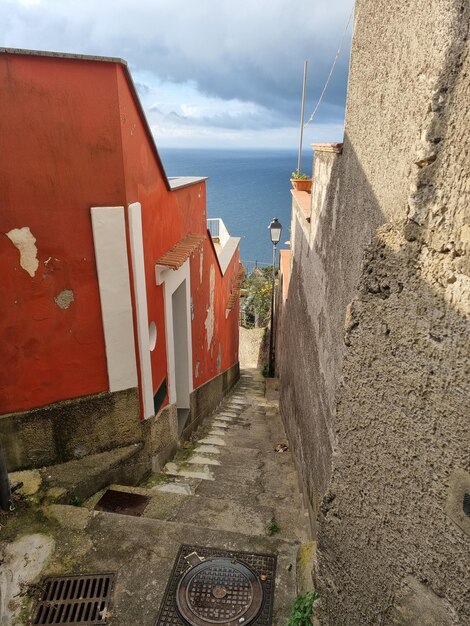 Foto un edificio rojo con una puerta blanca que dice la palabra en él