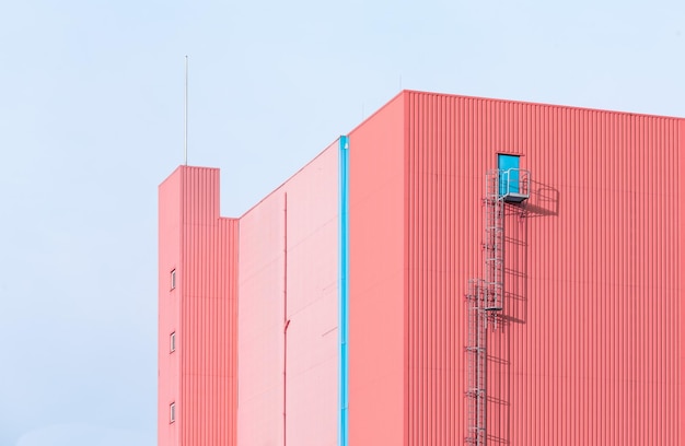 Edifício rosa contra o céu