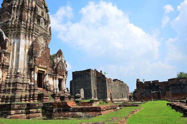 Edificio de ruinas antiguas y arquitectura antigua del templo de Wat Phra Sri Rattana Mahathat para tailandeses y viajeros extranjeros viaje visita respeto orando en la ciudad de Lopburi en Lop Buri Tailandia