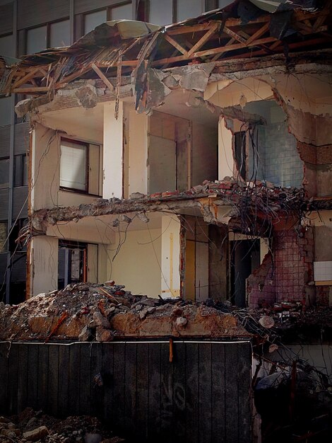 Edificio en ruinas en el sitio de construcción