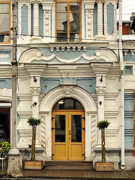 Foto edificio ruso prerrevolucionario construido en 1750-1900 en la ciudad provincial de perm