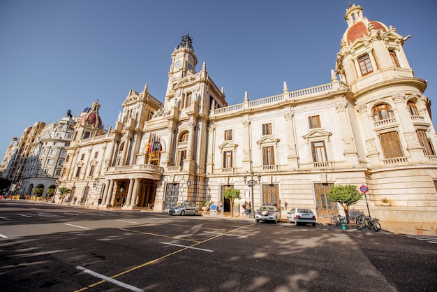 Edificio de la sala de la ciudad durante la luz de la mañana en la ciudad de Valencia en España