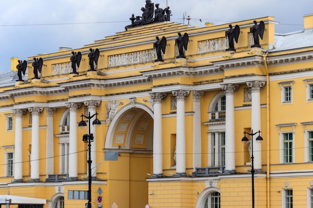 Edificio del Senado y el Sínodo ahora sede del Tribunal Constitucional de Rusia en la plaza del Senado en San Petersburgo, Rusia