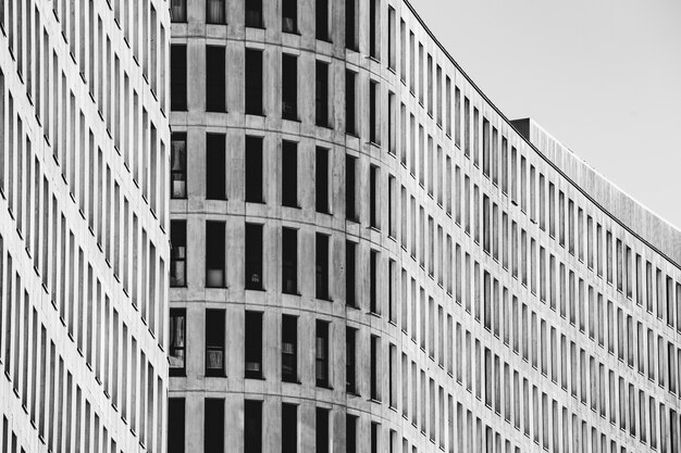 Un edificio simétrico en blanco y negro con espacio de copia y un aspecto profesional y minimalista