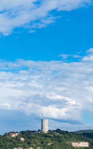 Edificio singular con mucho cielo