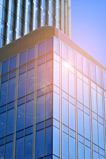 un edificio con un sol brillando sobre él