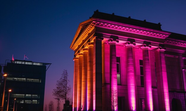 Edificio de un solo banco iluminado por la noche con luces de la ciudad