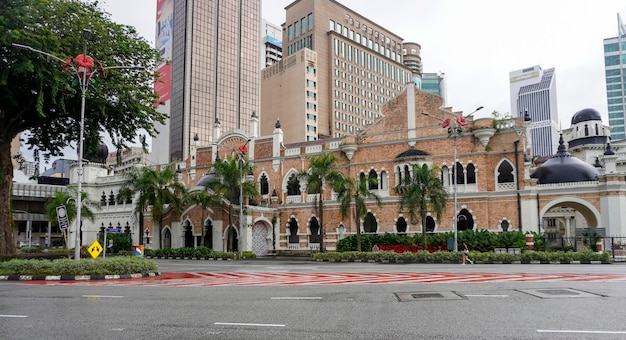 Foto edificio sultan abdul samad en la plaza de la independencia en kuala lumpur