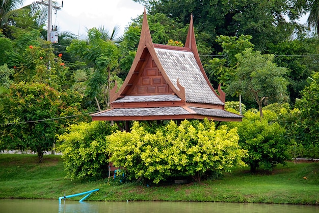 Edificio tailandés en el río