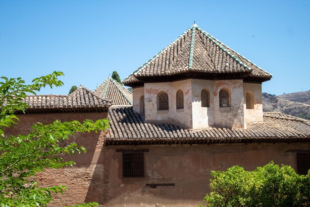 Foto un edificio con un techo que dice 'alhambra'