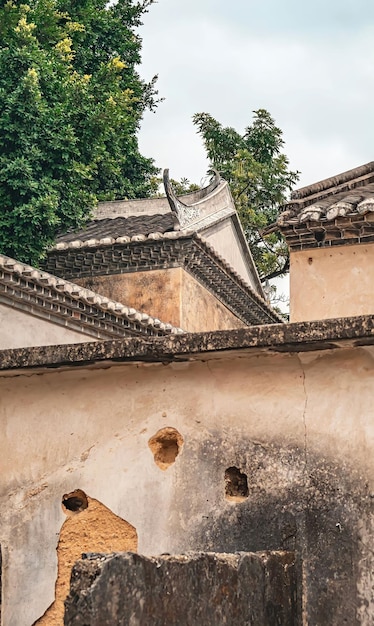 Un edificio con un techo que tiene una puerta que dice "hangzhou"