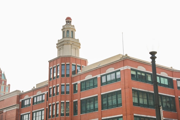 Un edificio con techo rojo y un reloj en la parte superior