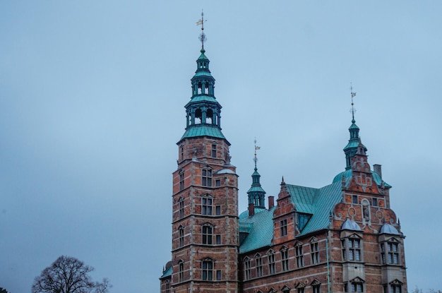 Foto un edificio con techo verde y techo azul dinamarca copenhague