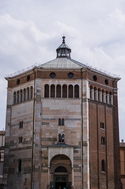 Edificio del templo católico de la arquitectura italiana antigua en el lugar turístico de la ciudad de Italia