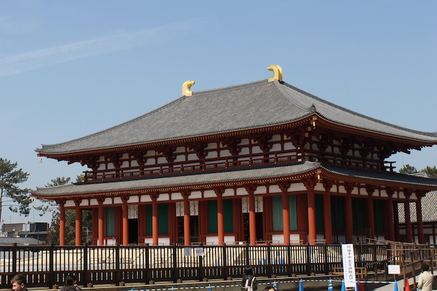 Foto un edificio de templo japonés con columnas rojas