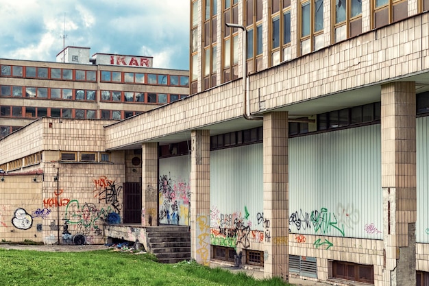 El edificio tiene grafitis en las paredes y la palabra irra.