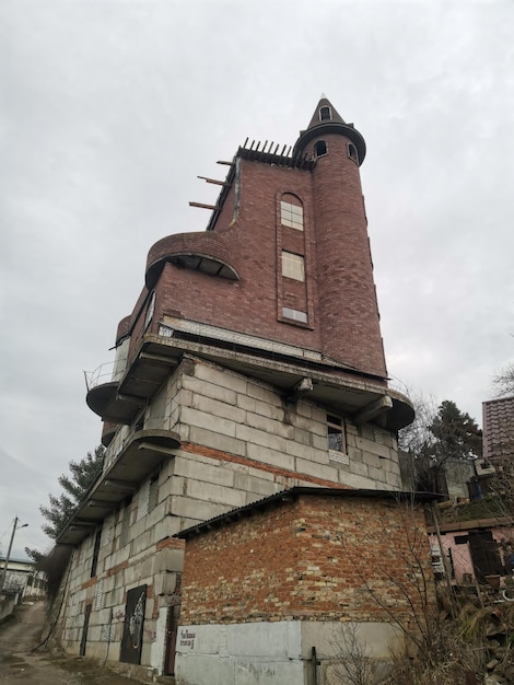 Foto un edificio con una torre en la parte superior.