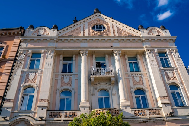 Edifício tradicional em estilo Art Nouveau, conhecido como Palácio das Finanças, em Novi Sad, Sérvia. Foi projetado por Lipot Baumhorn e construído em 1904.