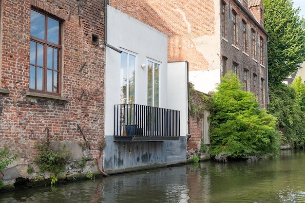 Edificio urbano CanalSide con balcón